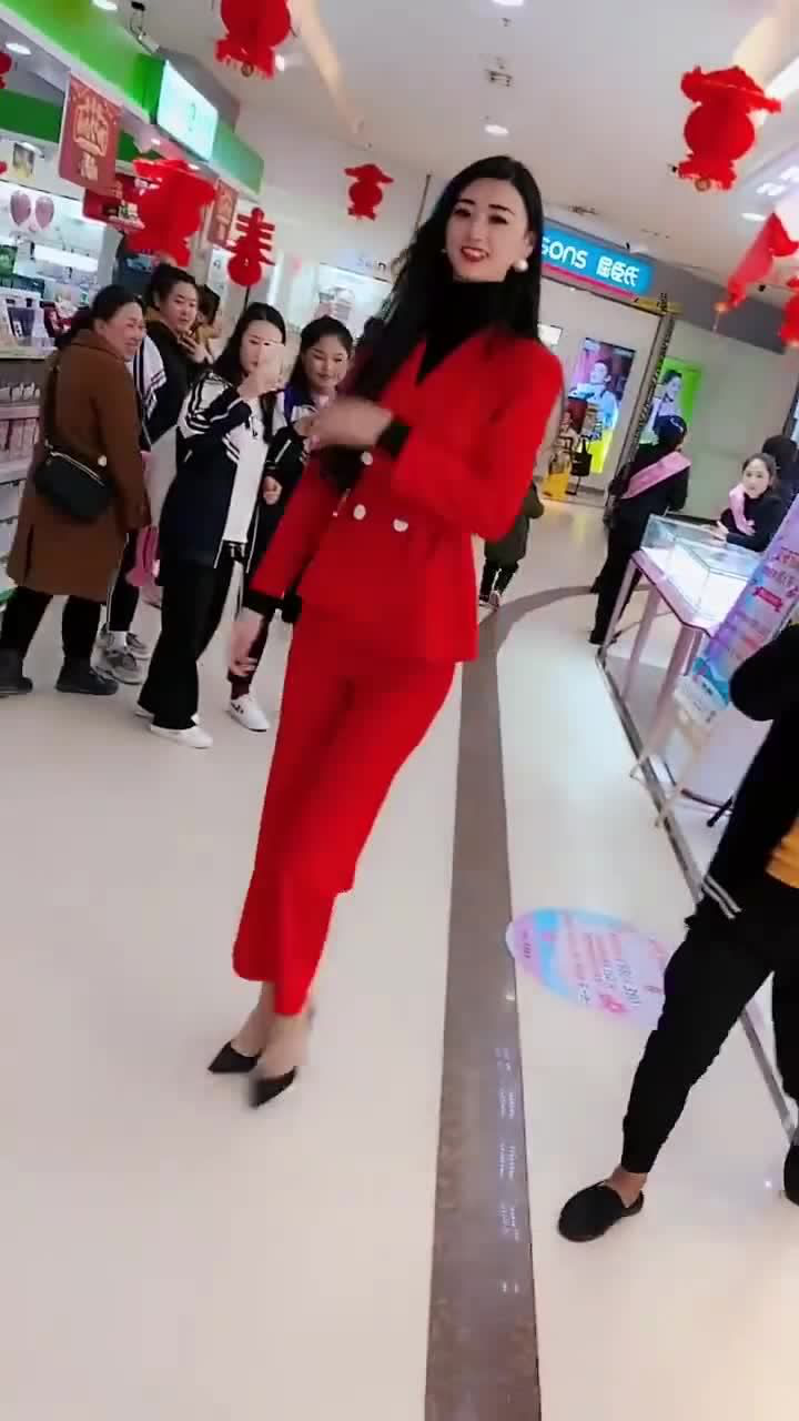 2米高的女巨人还要再穿一双10厘米的高跟鞋还让旁边人活吗