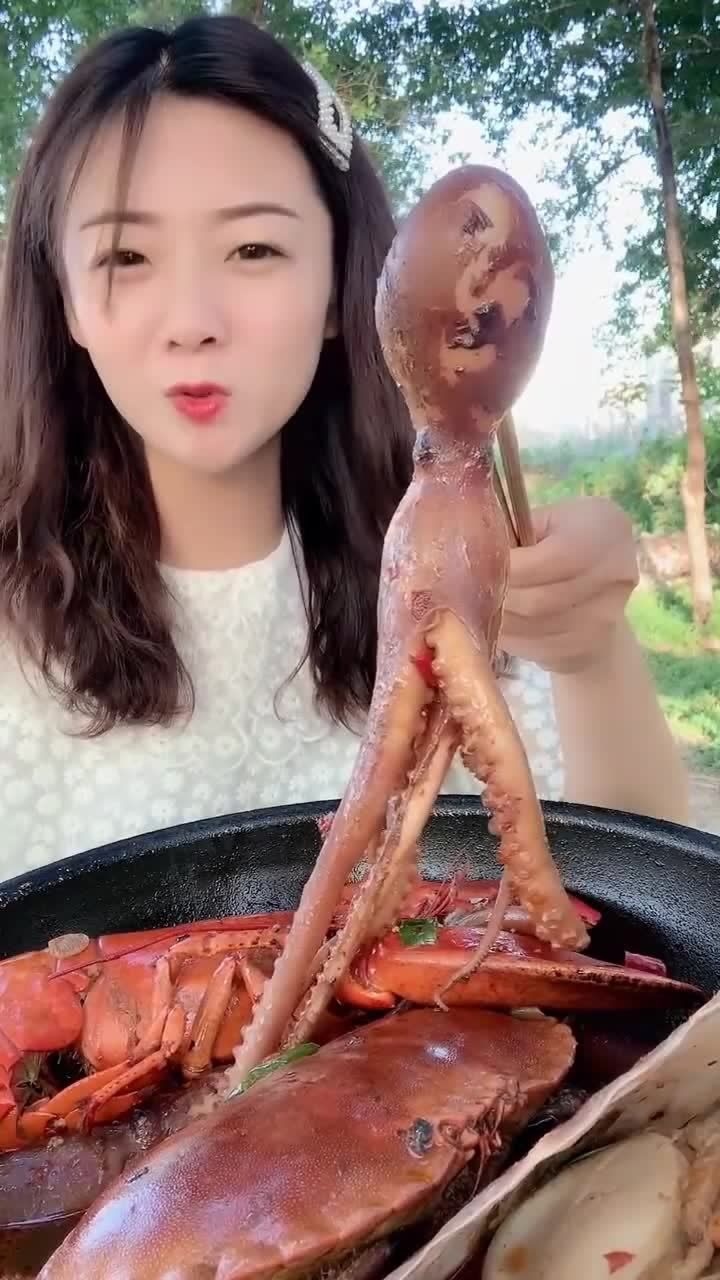 美女吃八爪鱼,网友却注意到了八爪鱼上的眉毛
