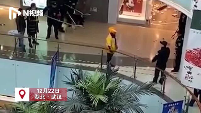 武汉一外卖小哥在商场持刀伤人,致1人死亡,警方:双方发生口角