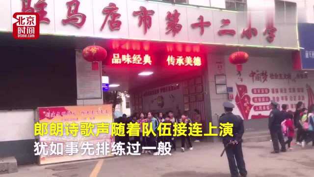 爱学习的热情无法阻止,小学生放学路上排队背诗