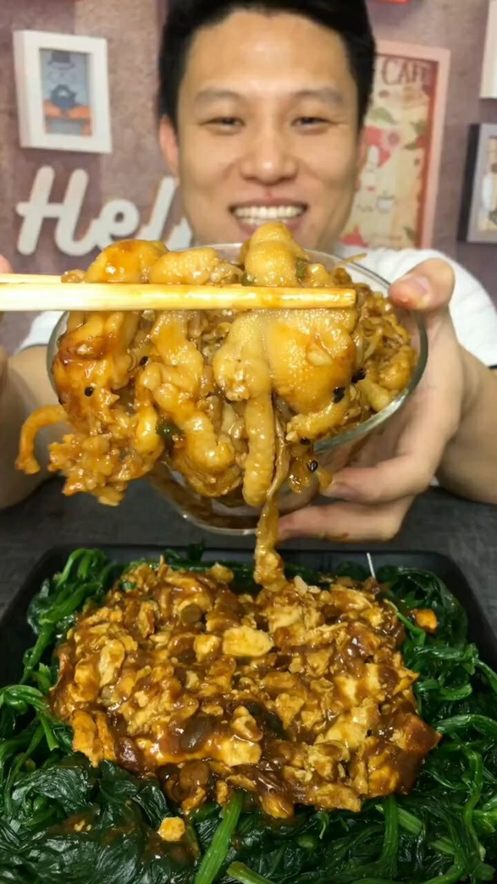 这个是无骨鸡爪盖饭哦配上小青菜很好吃