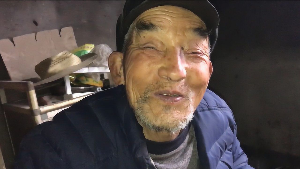 要过年了,好心人85岁老人买新衣服,老人换上新衣服后开心地笑了