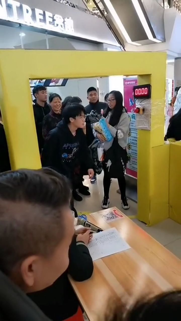 商场里面在举办活动,10秒内你能抢到多少东西,就免费拿走..._腾讯视频