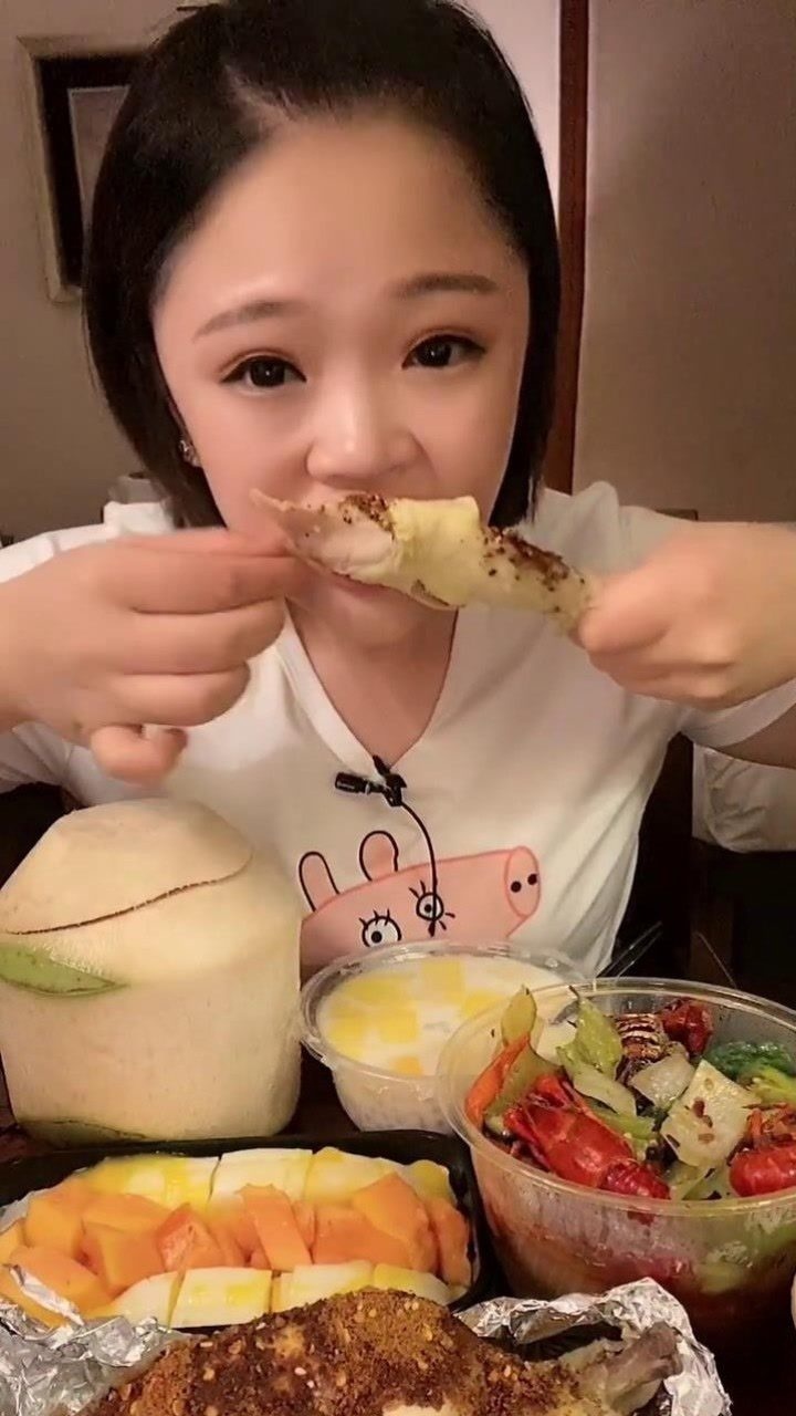 小鱼吃播时间到了,大口吃鸡肉太有食欲了,馋到你了吗?