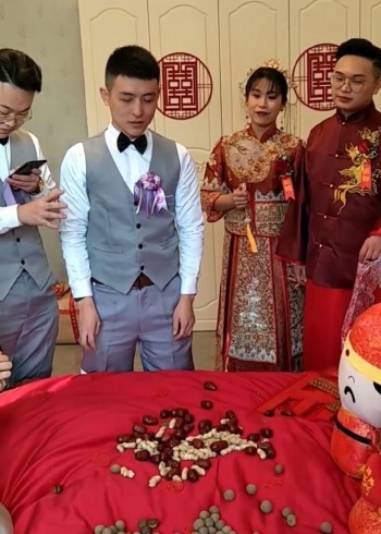 亲戚朋友用枣,花生,桂圆,瓜子制作花篮,祝福新人早生贵