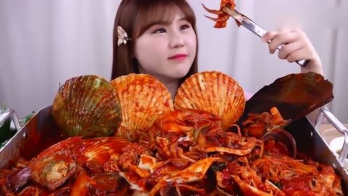小美女吃辣炖海鲜，搭配首尔蒸海鲜，吃得太过瘾了！