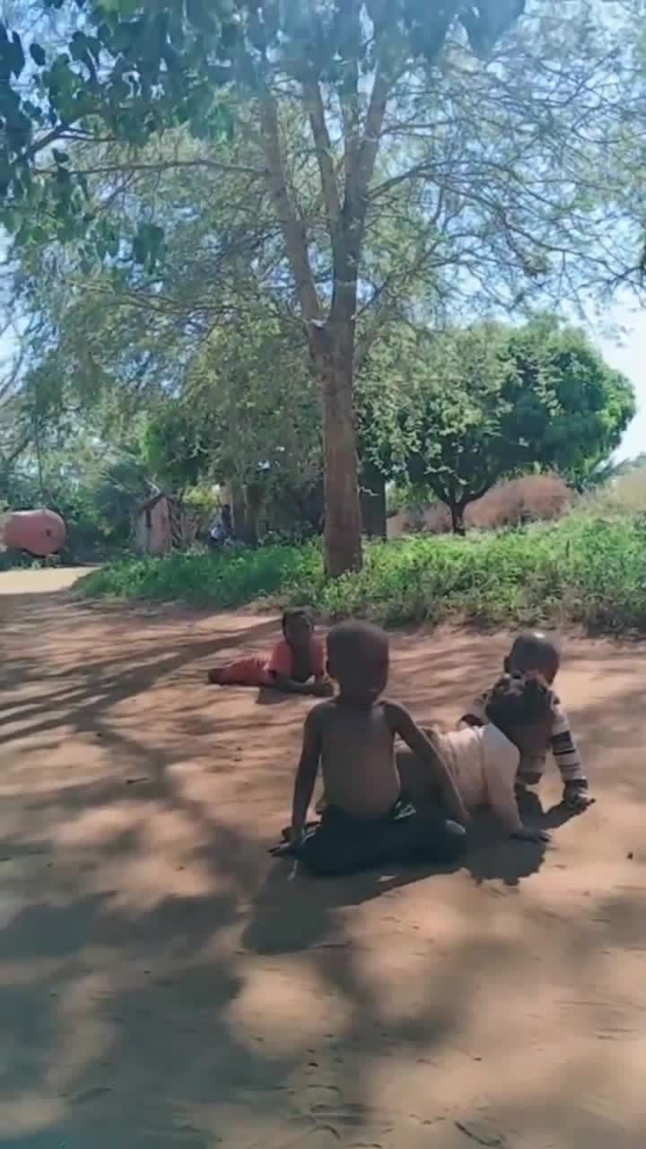 小黑孩在地上自娱自乐