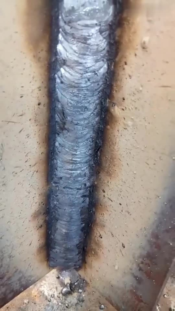 电焊:507角立焊,3.2电流运条匀速,熔池宽窄一致不能咬伤母材