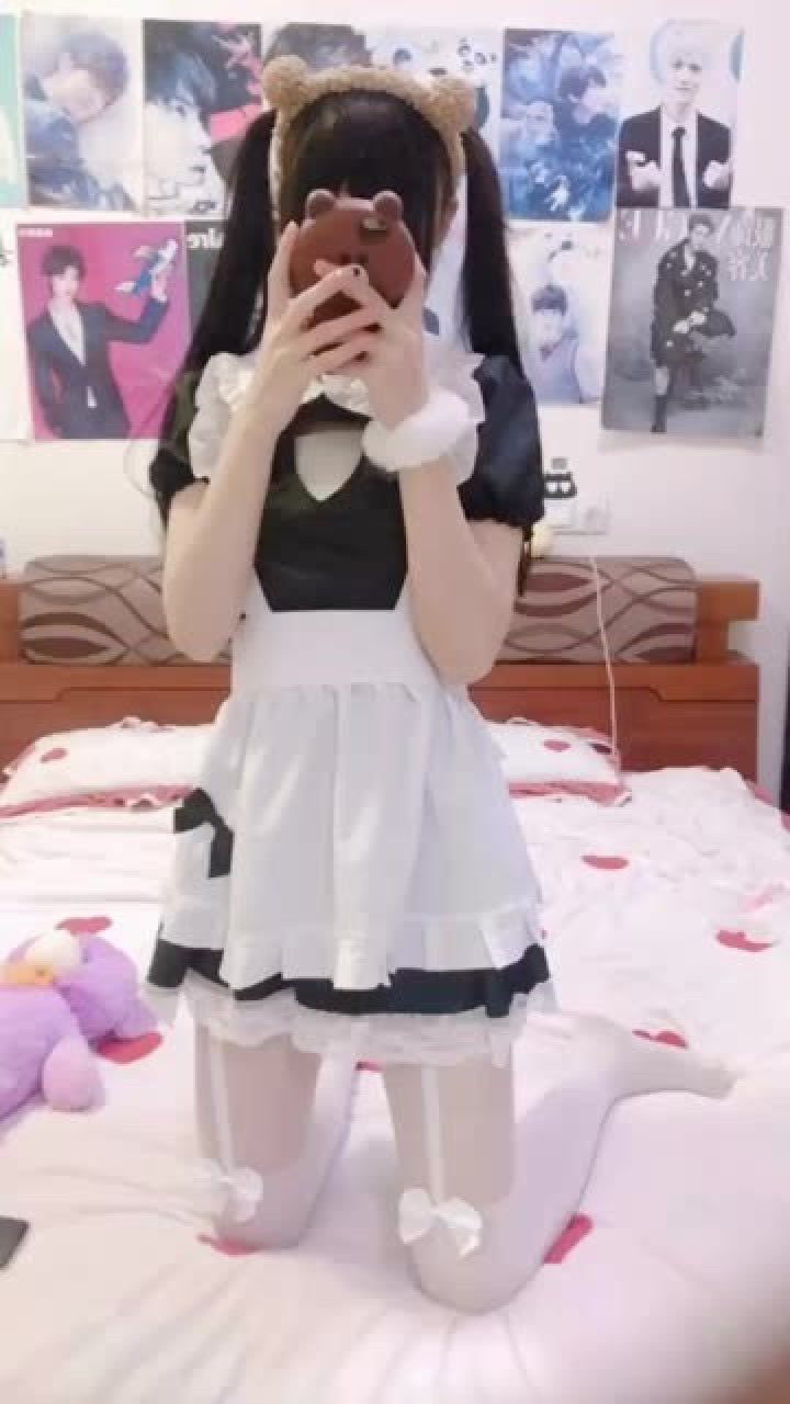 女仆萝莉跪下去的一瞬间心动了_高清