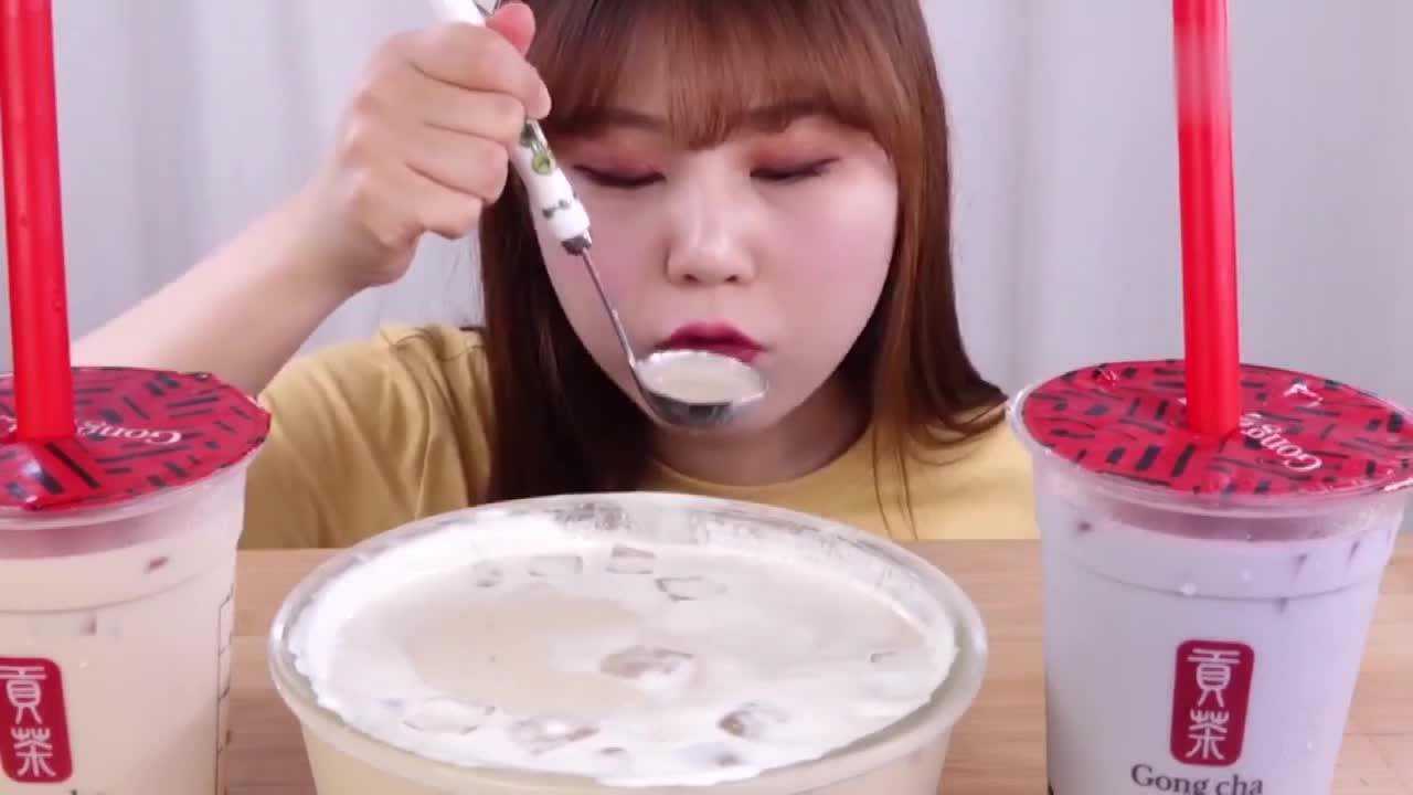 小姐姐吃蓝莓喝珍珠奶茶浓浓的香味令人垂涎欲滴