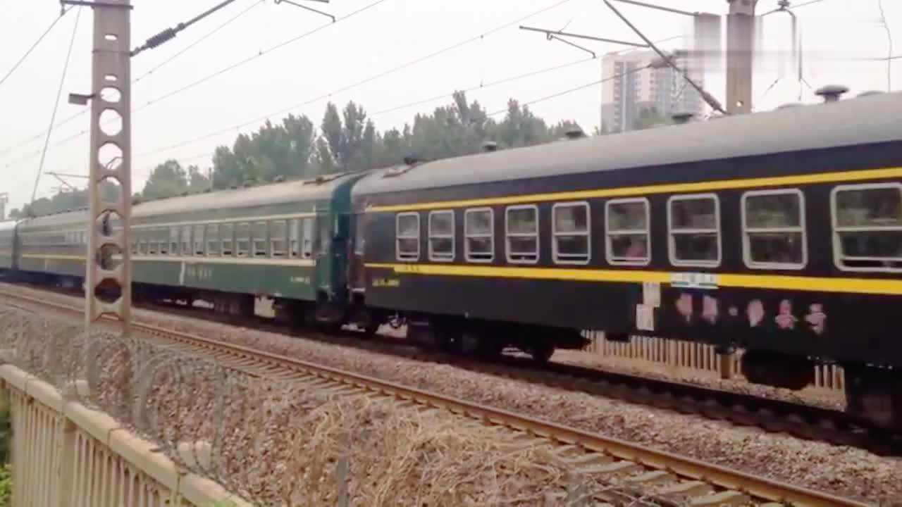 天津开往涉县的绿皮火车hxd3牵引4481次列车通过邯郸段