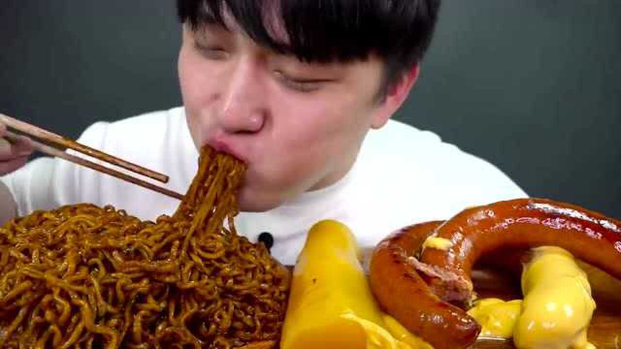 大胃王美食吃播，韩国小哥吃烤肠火鸡面炸酱面脆萝卜_高清