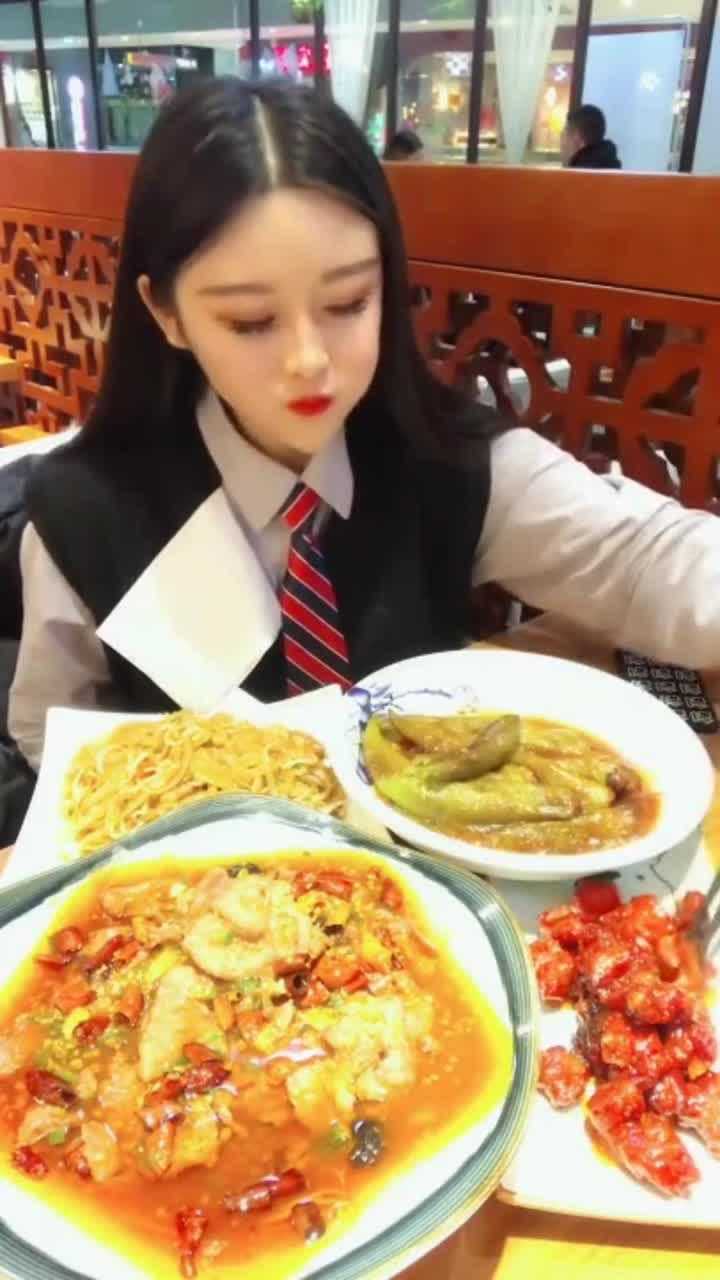 美女直播吃一桌就388元网友兰花指翘的很好看