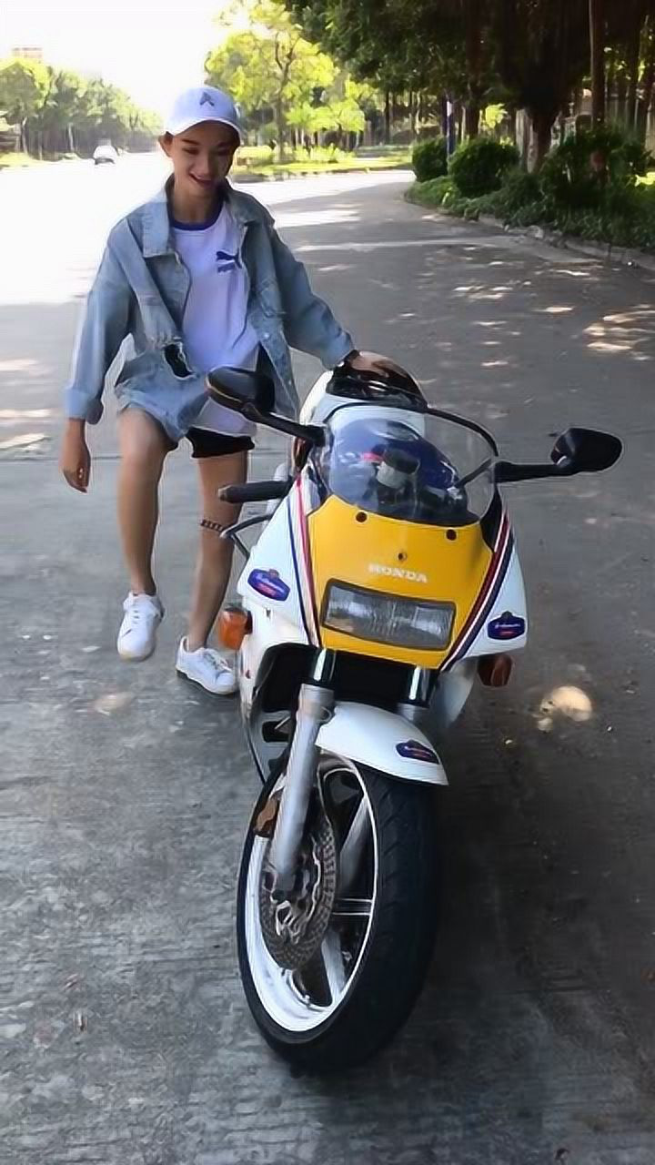 姑娘用脚发动摩托车那刻是不是很霸气
