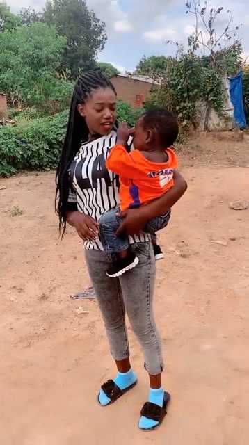 非洲宝宝不听话，被妈妈打屁股了！