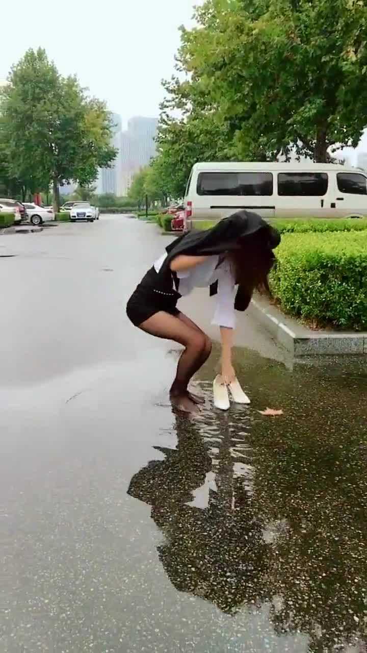 最近这个视频火了美女穿丝袜实力演绎水上漂网友豪爽