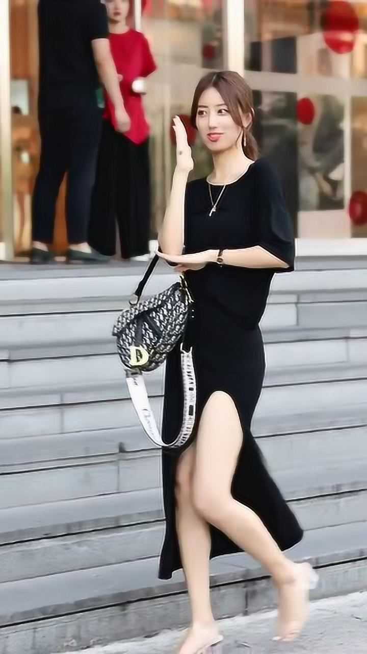 街拍姑娘这身材简直了,身上的连衣裙太美了,甜美又有女人味
