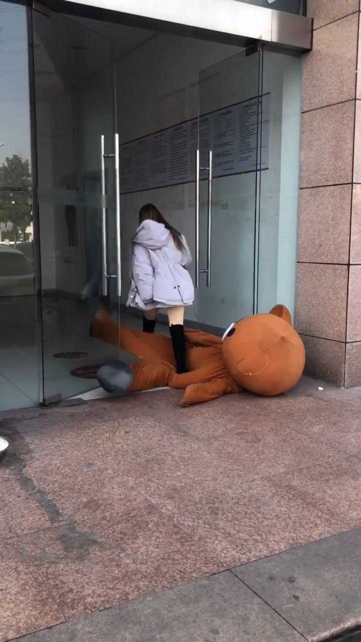 太惨了美女从我的身上踩过去了