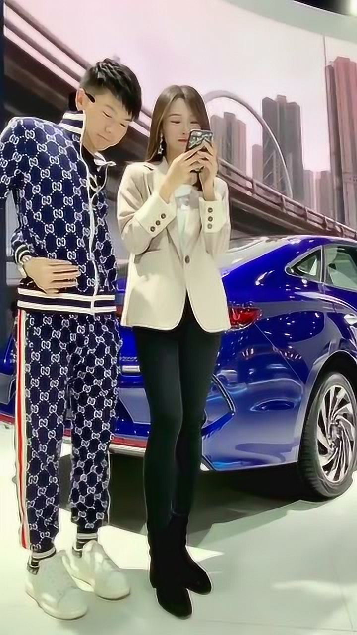 单手搂腰这小伙有出息,让美女追的直跑