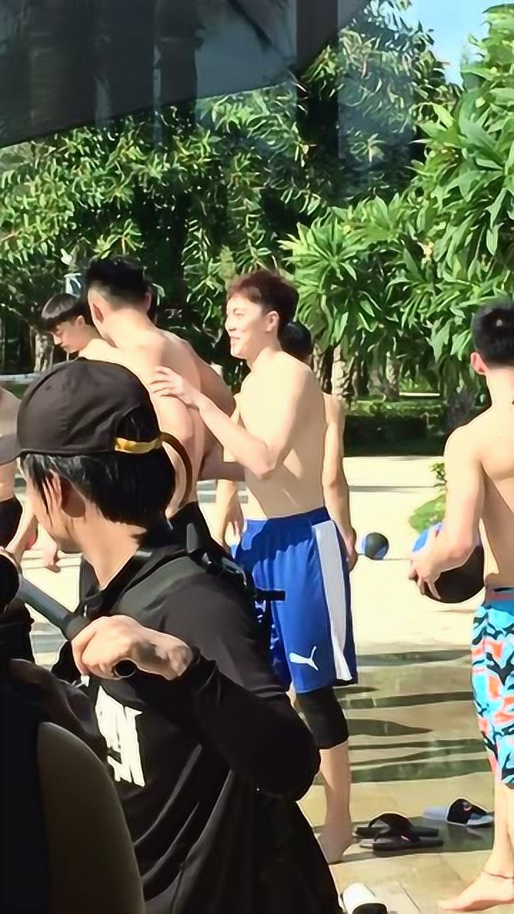 看看广东队小鲜肉胡明轩的这身肌肉线条如何?