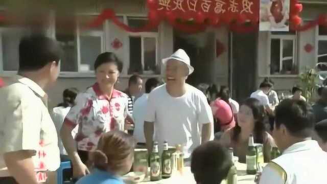 乡村爱情交响曲:村主任到了,刘能等不及,喊谢广坤开席!