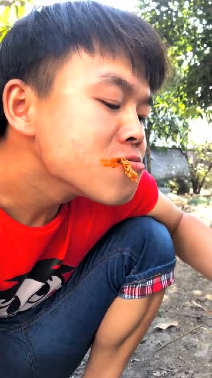 农村吃货小鲜肉成杰锡纸烤鸭肠开吃