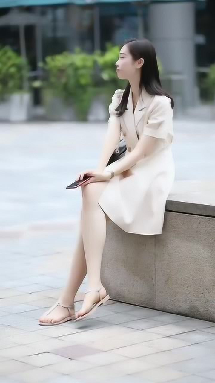 苏州街拍美女姑娘不光身材好笑起来的样子相当迷人