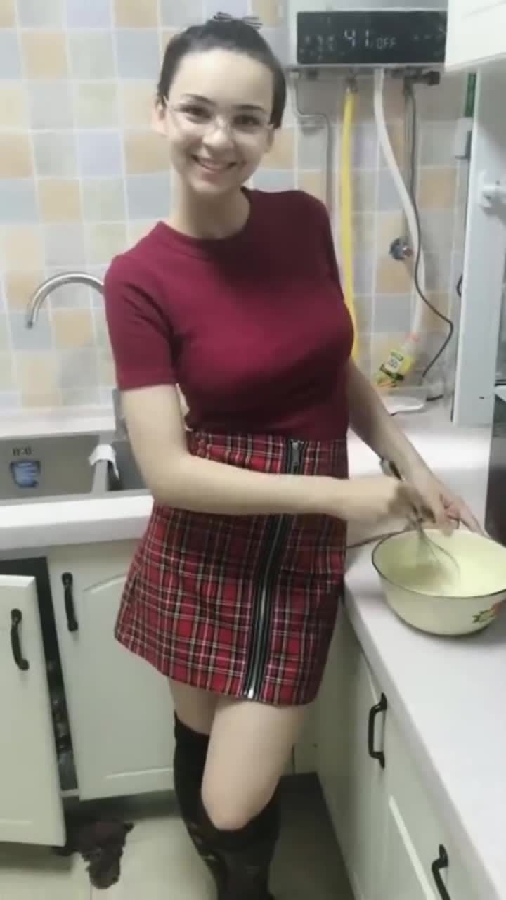 外国美女做饭时的样子真迷人我瞬间就被撩到心里面了