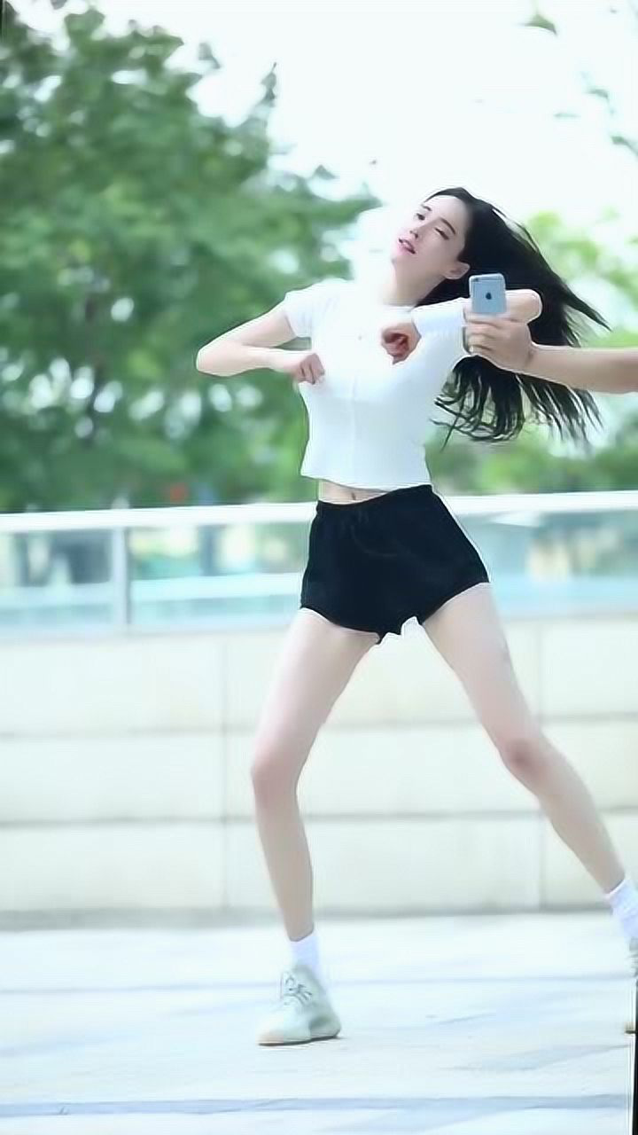 潘南奎街头热舞,舞姿太迷人,这造型也太美了
