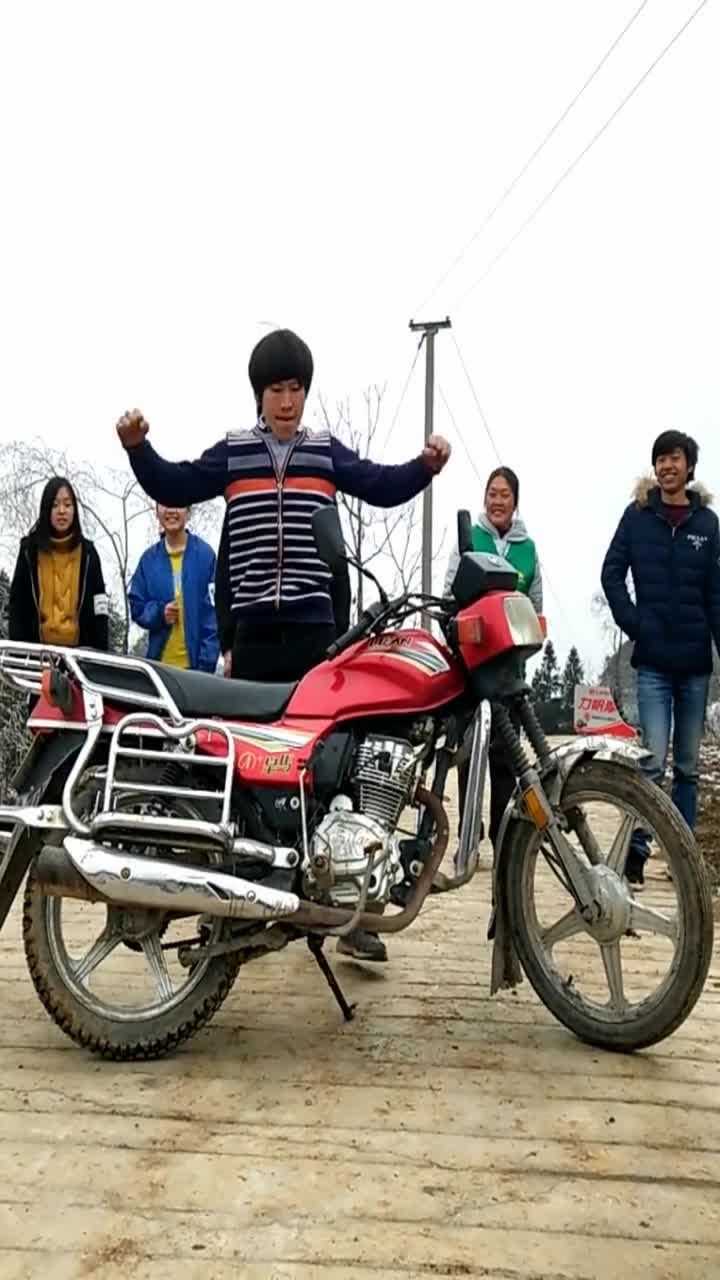 农村小伙背着人徒手举起摩托车果然高手都在民间啊