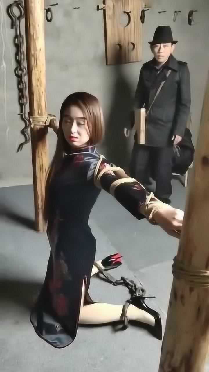 旗袍妹被特务抓住,双膝跪地五花大绑,真是不懂怜香惜玉