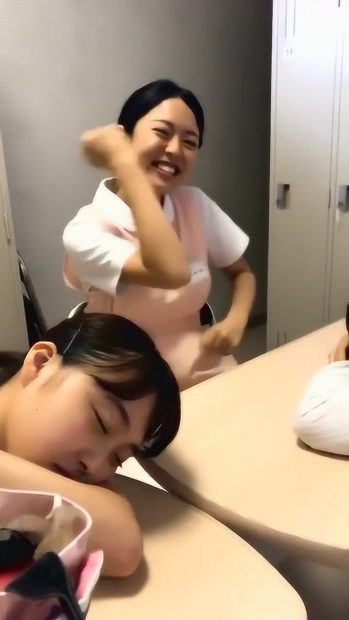 日本美女护士做"手势舞",笑容一直没停下,和电影里的非常像!