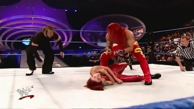 WWE性感美女刚被渣男抛弃,就被两个猛男扛走,羊入虎穴啊!