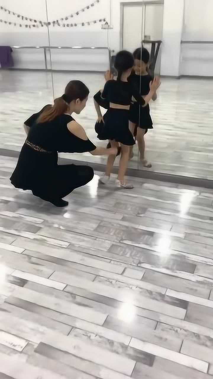 "狠毒"舞蹈老师，如此"体罚"学生，这投资也太大了！_高清
