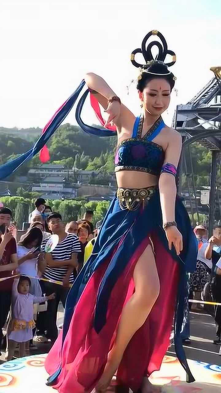 泰国的飞天舞者就是人妖竟跨国演出