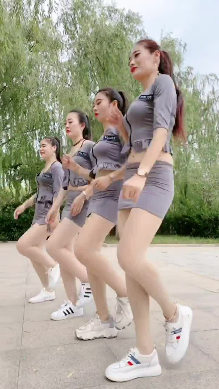 这么好看的美女跳广场舞是不是有点可惜了呢