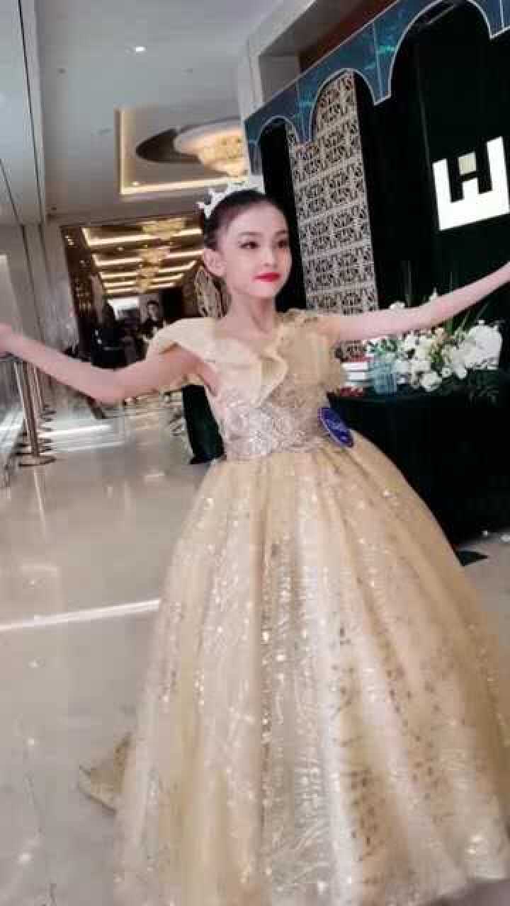 宋小睿走秀像是童话里的公主一样真不愧是有钱人家培养的冠军