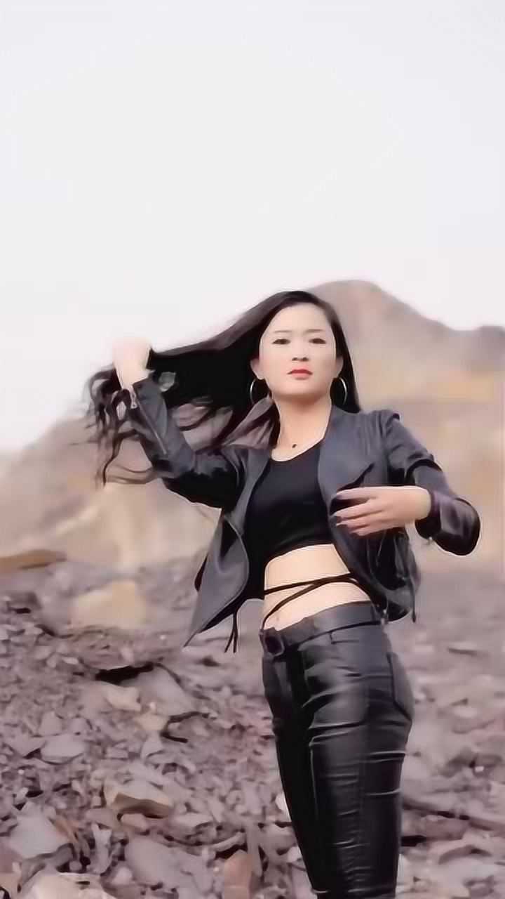 女歌手唱首东北东北,歌声嘹亮,十分动听