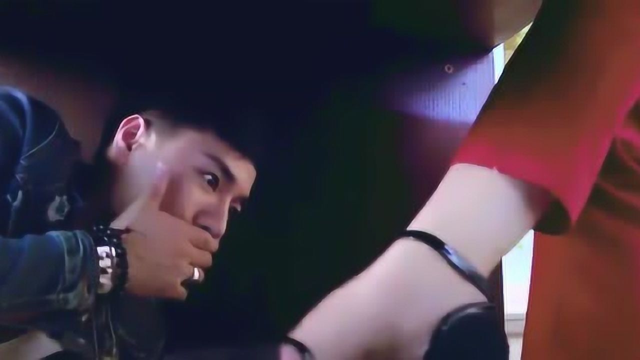 道门御姐领导被鬼妖附身想要吸女神阳气小伙看不下去了