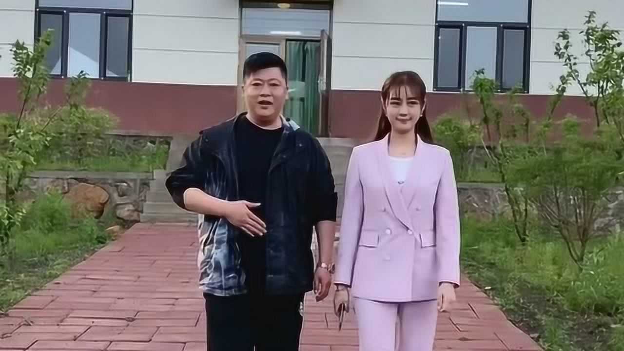 乡村爱情里的谢永强和王小蒙雨过天晴出来散步这是要准备拍摄乡13吗
