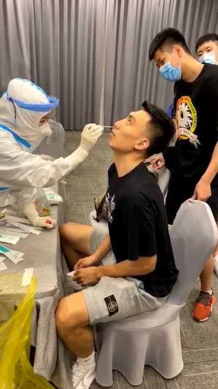 帅哥做核酸检测该经历的总是要经历的隔着屏幕都觉得疼