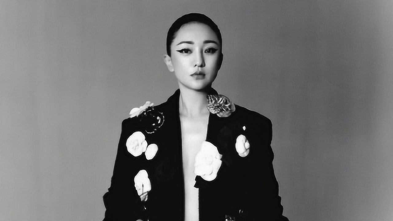 周迅最新杂志照太魅了,黑白造型高级感十足,化身暗黑女神!