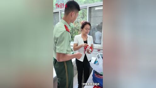 张楠烈士的母亲一件件地摆出儿子送自己的礼物,诉说十年的思念和心愿