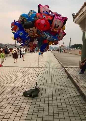 摆摊赚取的第一天亏了两百块钱气球全飞了收摊回家