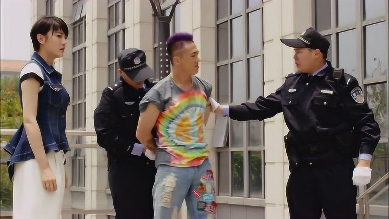 利刃出击:小偷被警察抓住,怎料还不服气,直言今不适合做生意
