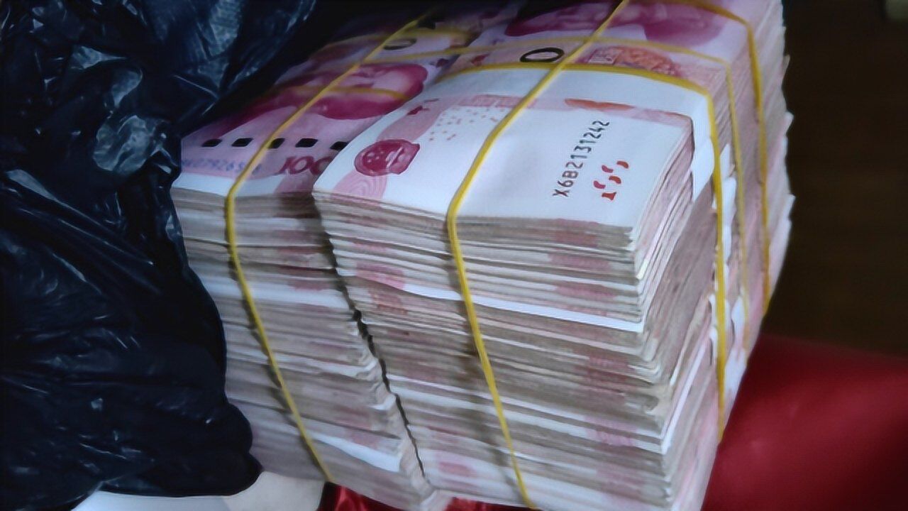 的哥送客后检查后座发现神秘红袋子,打开一看全是钱