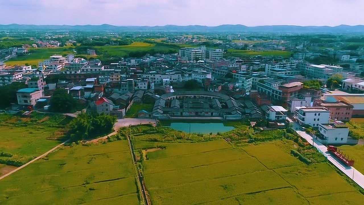 航拍广东兴宁坭陂镇东红村黎屋,发现门口有一大片优质丝苗米种植基地
