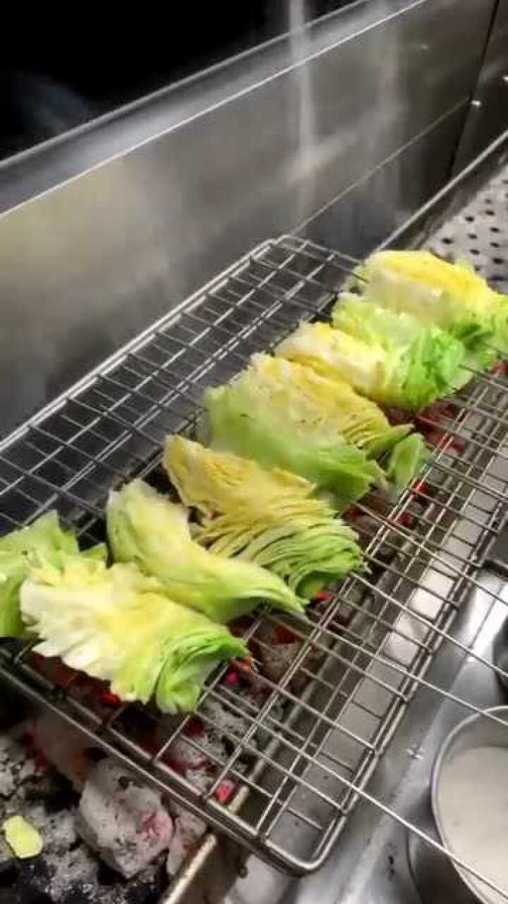 吃了这么多年的烧烤,现在才知道包菜原来是这样串的,受教了!
