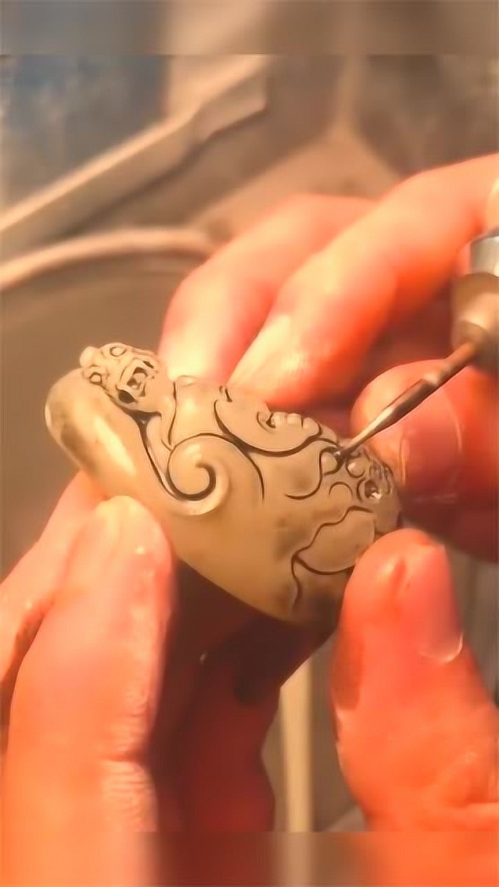 师傅正在雕刻玉石手法娴熟花纹漂亮我就佩服这样的手艺人