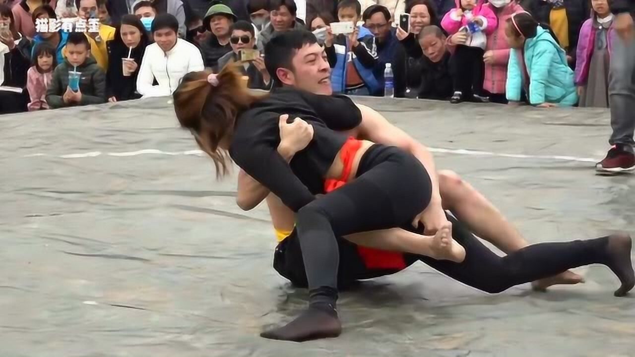 男女摔跤,男的全程带笑,不是一个量级的,根本就是欺负女的嘛!